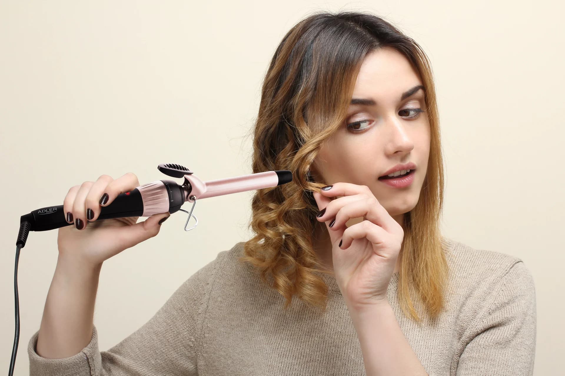 Adler   Curling Iron   AD 2116   Ceramic heating system   Barrel diameter 19 mm   Temperature (max) 200 °C   36 W   Black/Pink - Image 6