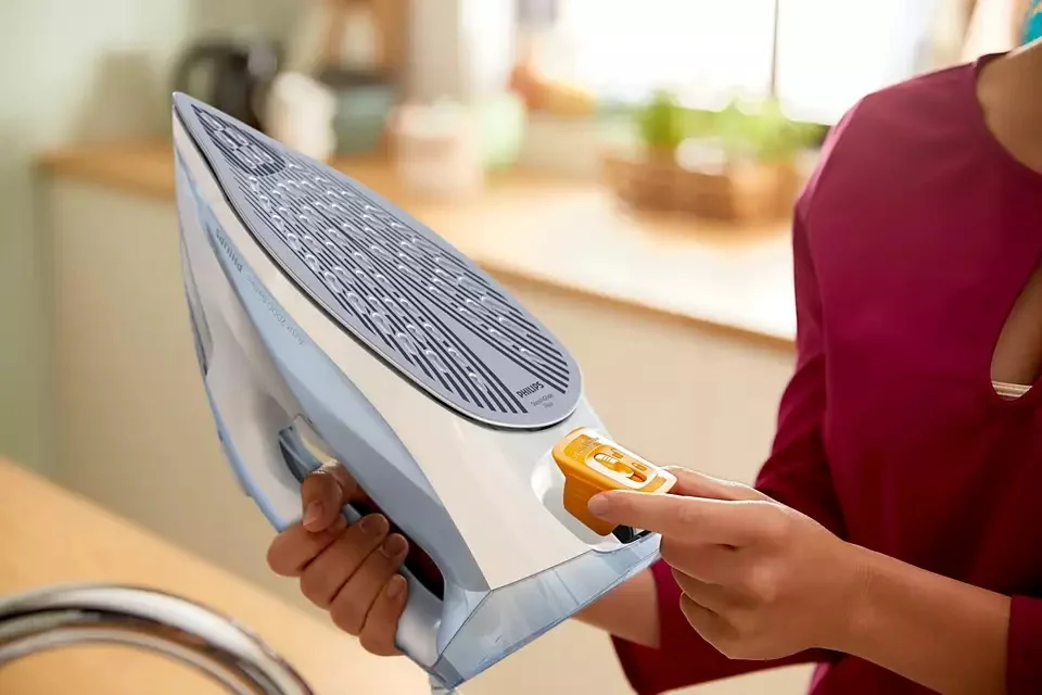 Philips DST7011/20 Steam Iron 2600 W Water tank capacity 300 ml Continuous steam 45 g/min Steam boost performance 220 g/min Light Blue/Gray - Image 4