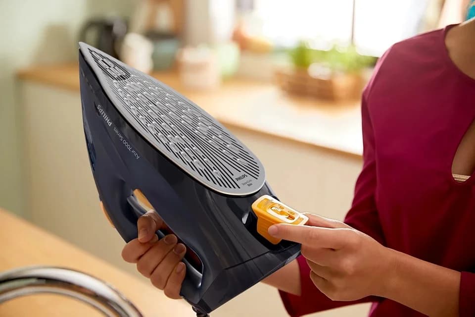 Philips DST7060/20 7000 Series Steam Iron 3000 W Water tank capacity 300 ml Continuous steam 55 g/min Steam boost performance 250 g/min Blue/Yellow - Image 5